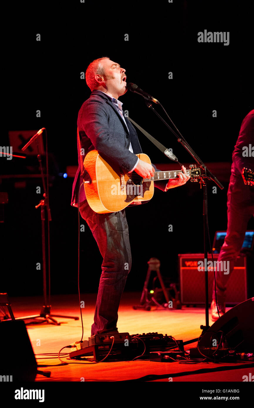 Tindersticks, con el cantante Stuart Staples en un concierto en el Bridgewater Hall, Manchester, el 2 de mayo de 2016 Foto de stock