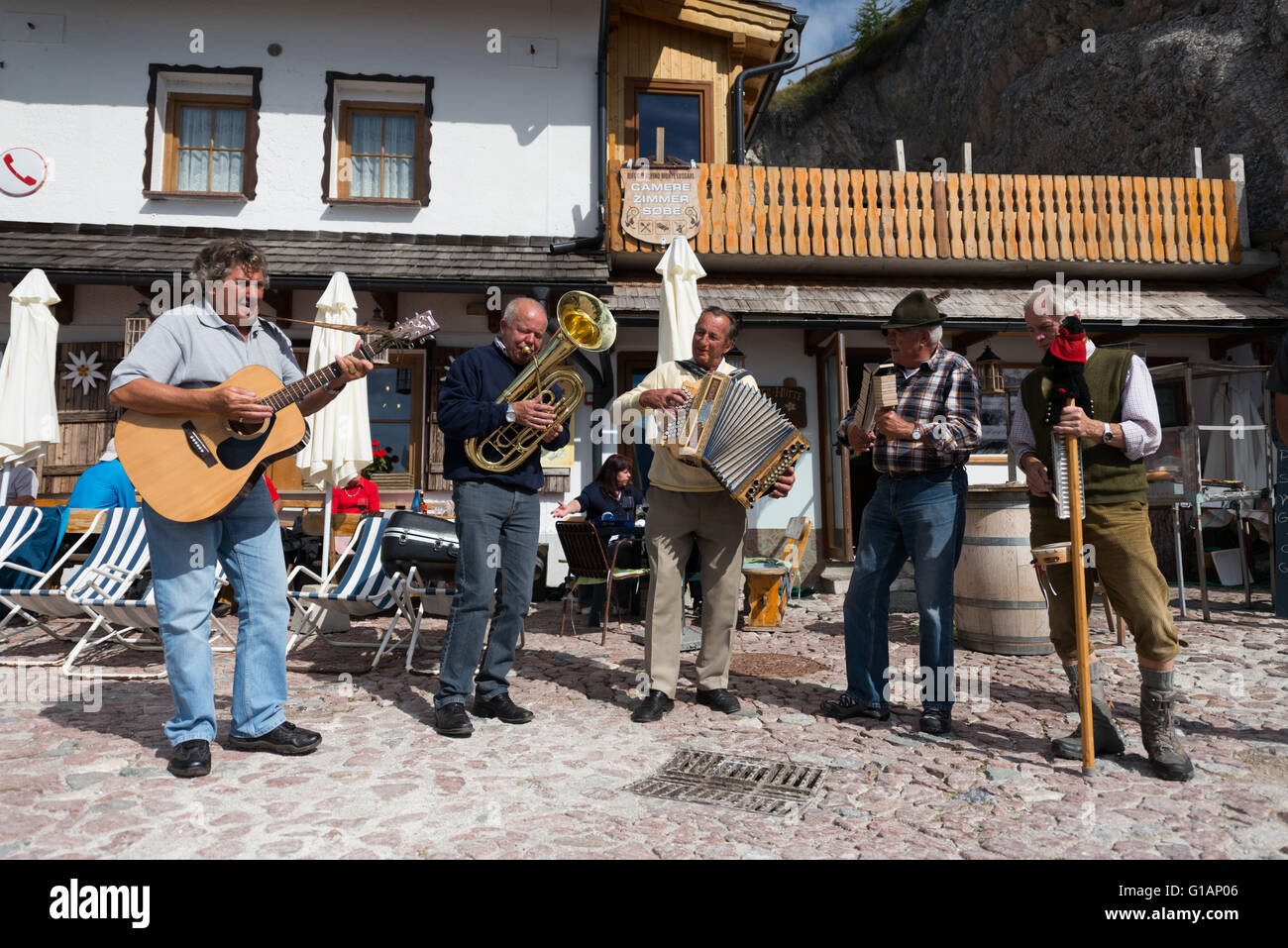 Una banda toca música folclórica tradicional en los Alpes Italianos. Foto de stock
