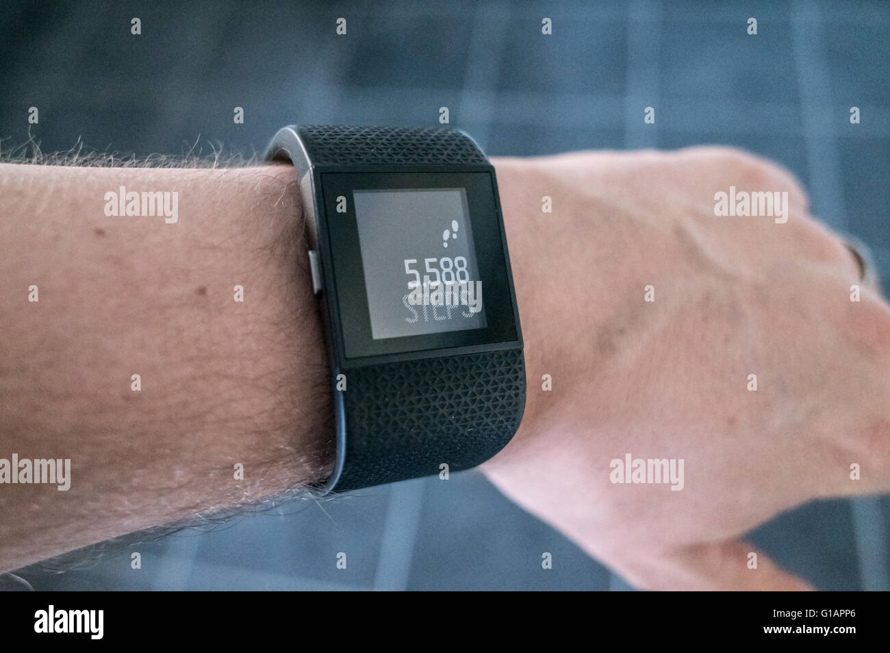 Un sobrevoltaje Fitbit fitness smart watch, con un contador de pasos en la pantalla. Foto de stock