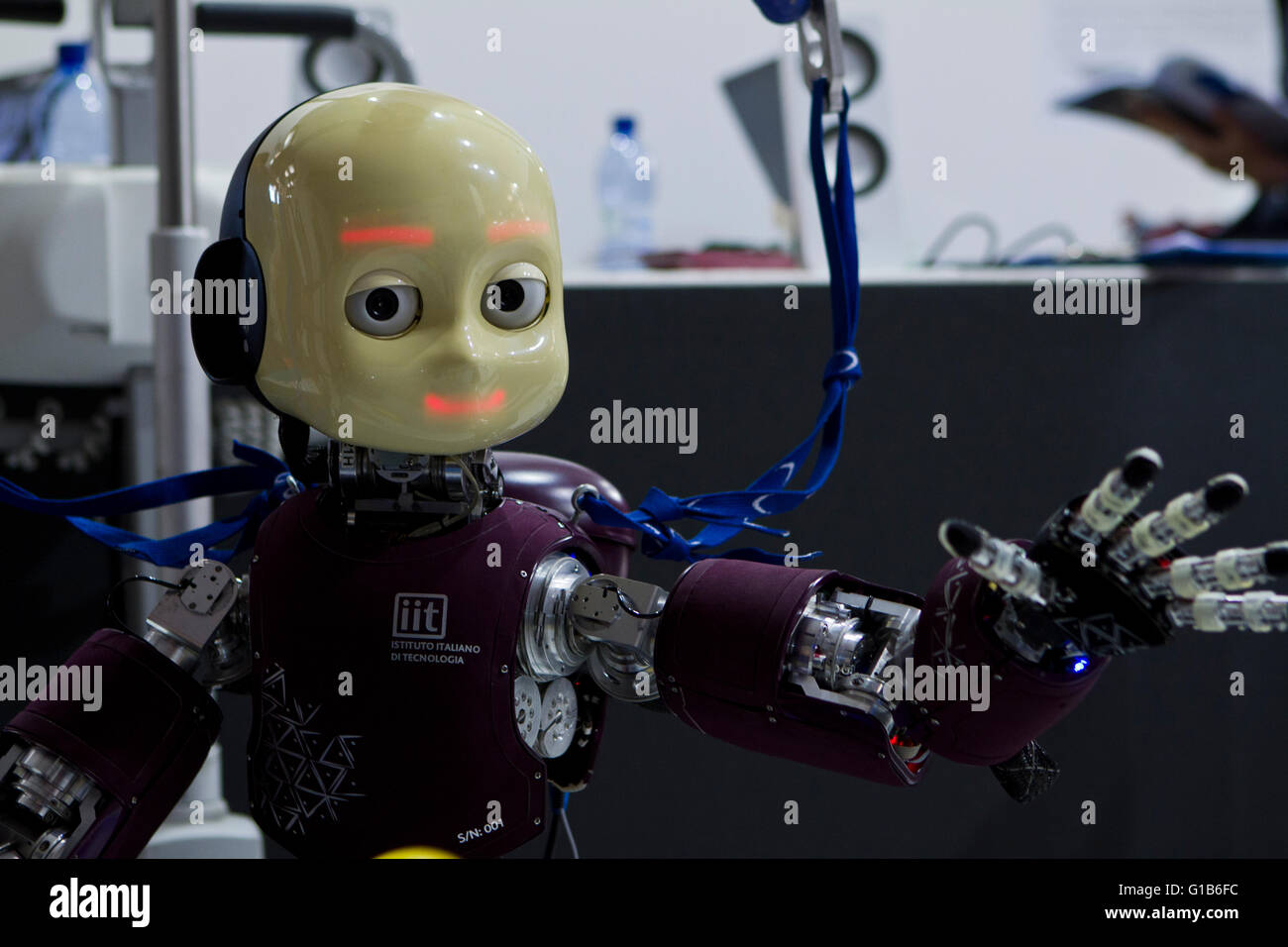 Torino, Italia. 12 de mayo de 2016. Italian robot humanoide iCub construido  por el Instituto Italiano de Tecnología (Istituto Italiano di Tecnologia  Fotografía de stock - Alamy