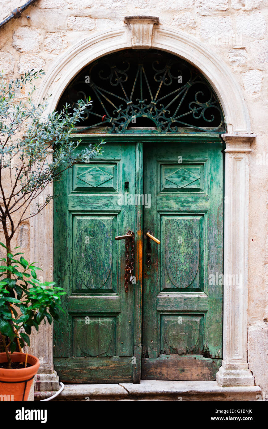 En Europa, los Balcanes, Montenegro, Kotor, sitio UNESCO, coloridos puerta Foto de stock