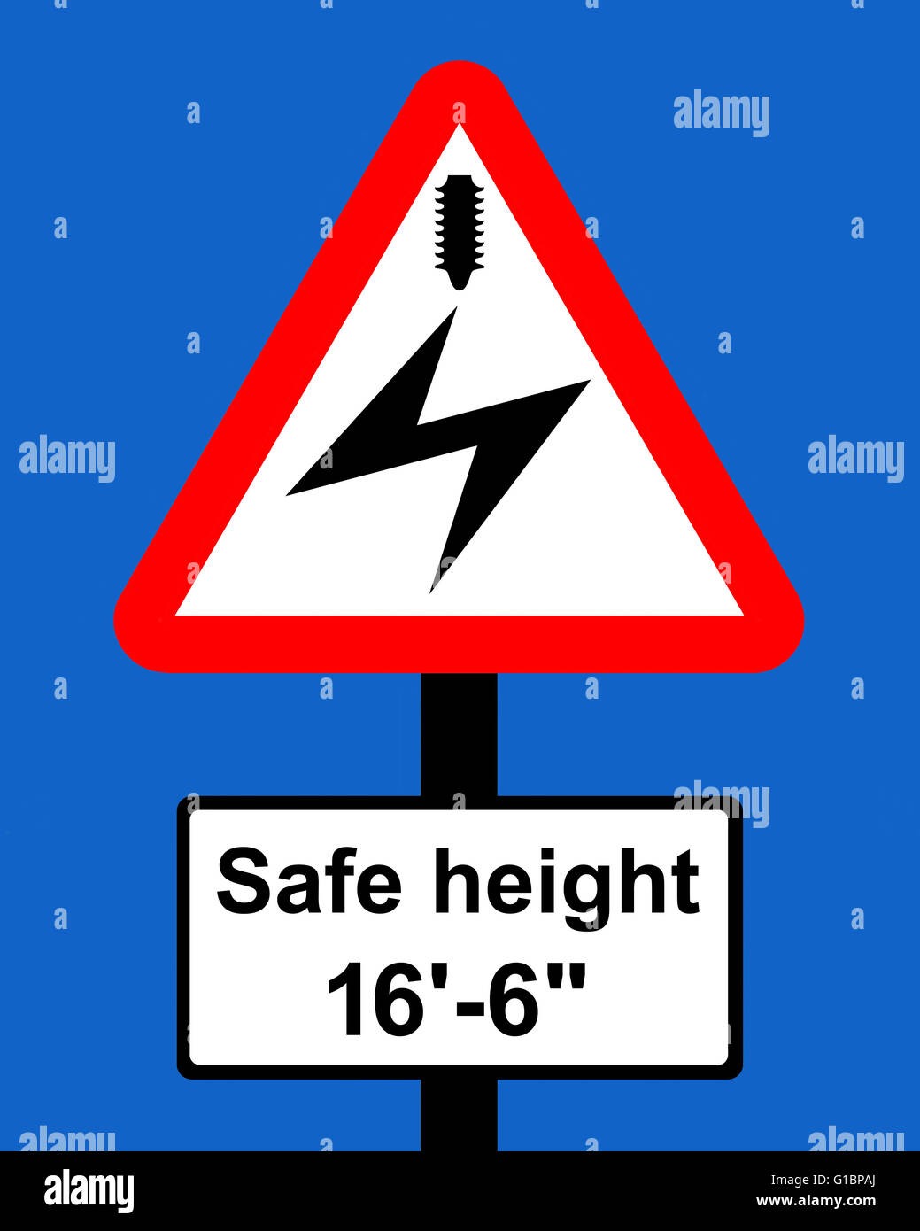 Cable eléctrico superior del triángulo de advertencia placa indica la altura máxima de los vehículos que se pueden transmitir de forma segura Foto de stock