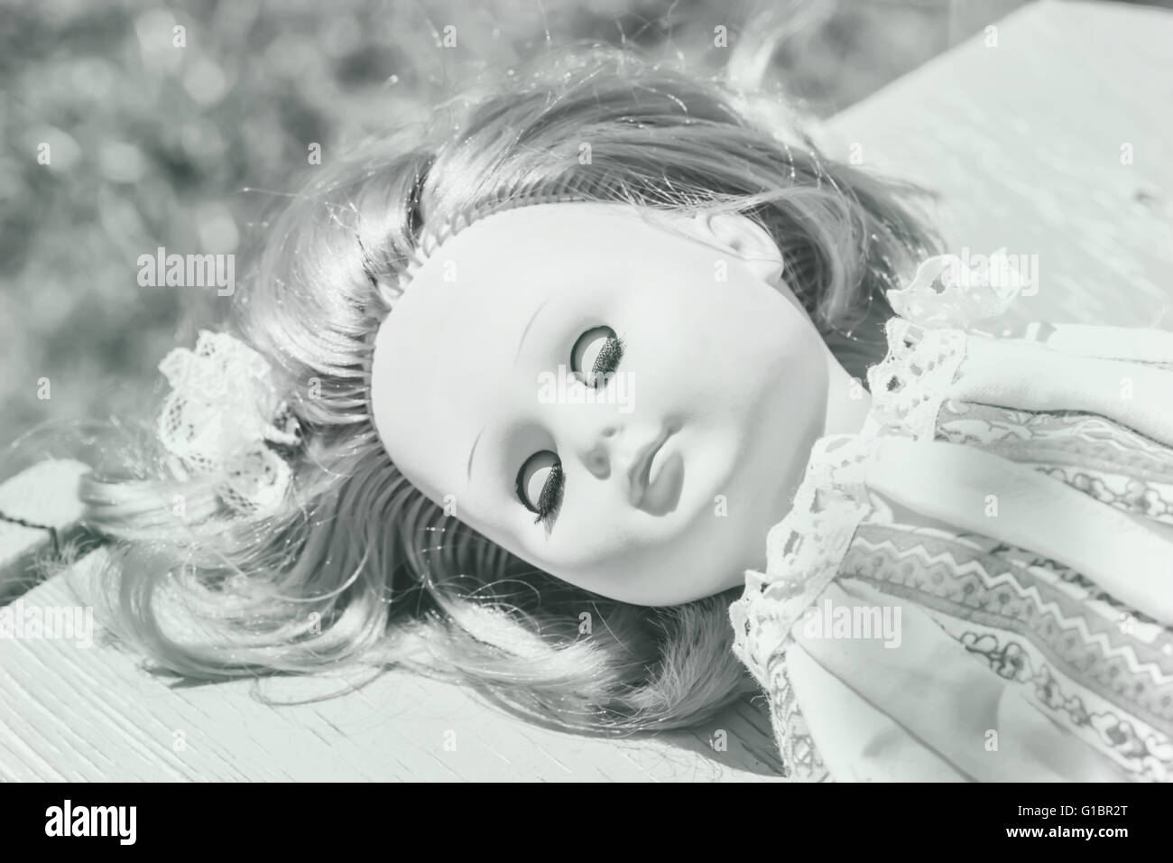 Bonita muñeca durmiendo en blanco y negro en día soleado Fotografía de  stock - Alamy