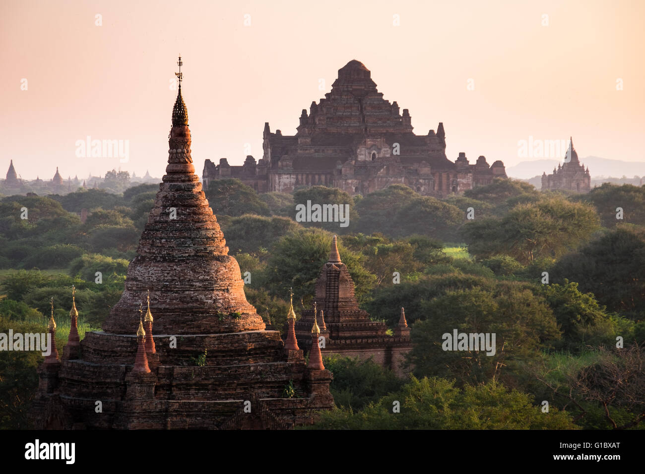 Vista de noche del templo Dhammayangyi en Bagan, Myanmar Foto de stock