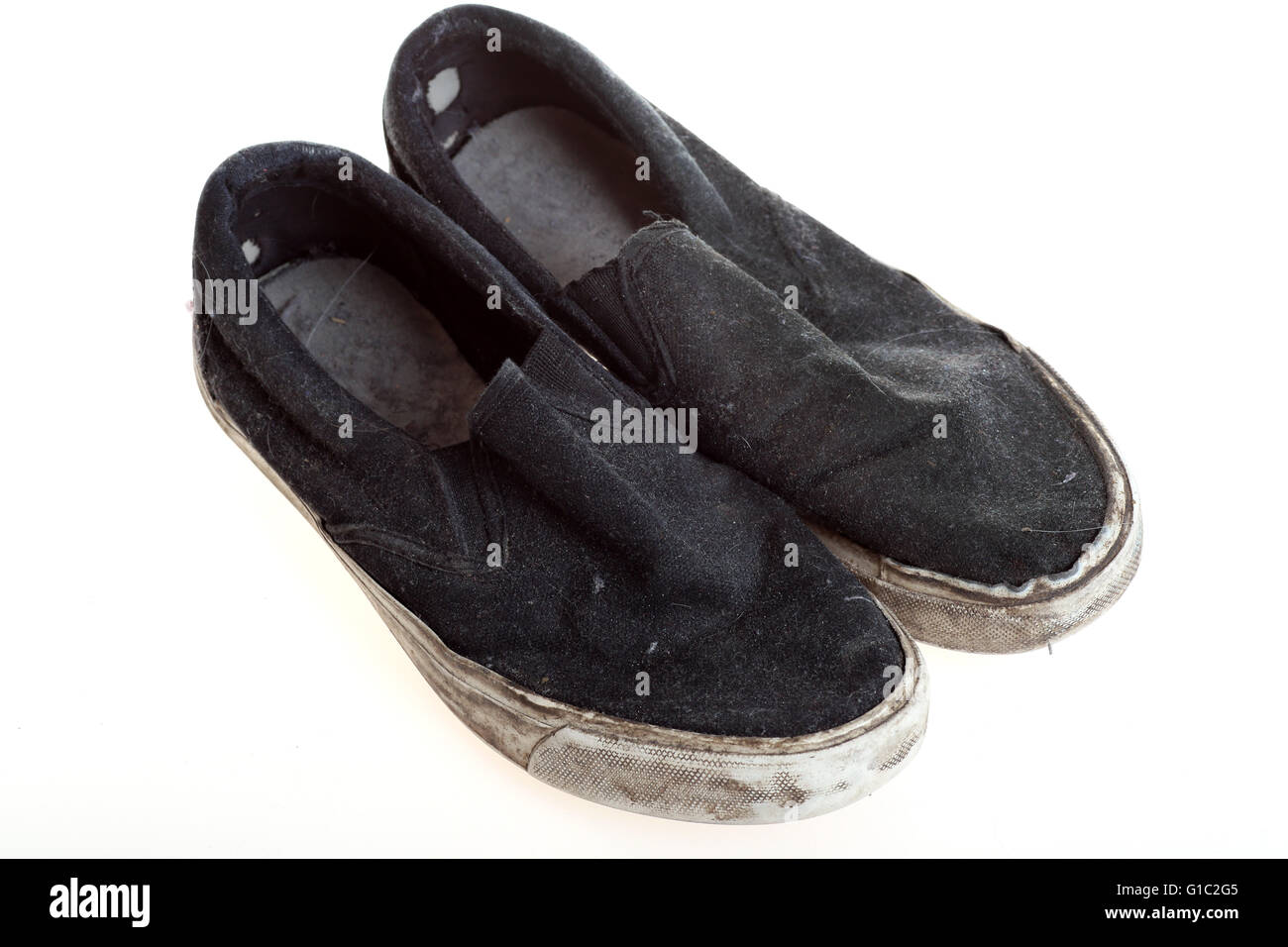 Muy viejas y desgastadas par de zapatillas negras, mayo de 2016 Fotografía  de stock - Alamy