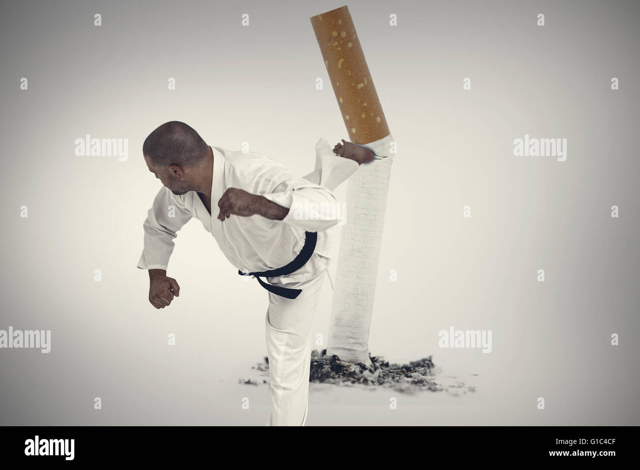 Imagen compuesta de luchador de realizar karate postura Foto de stock