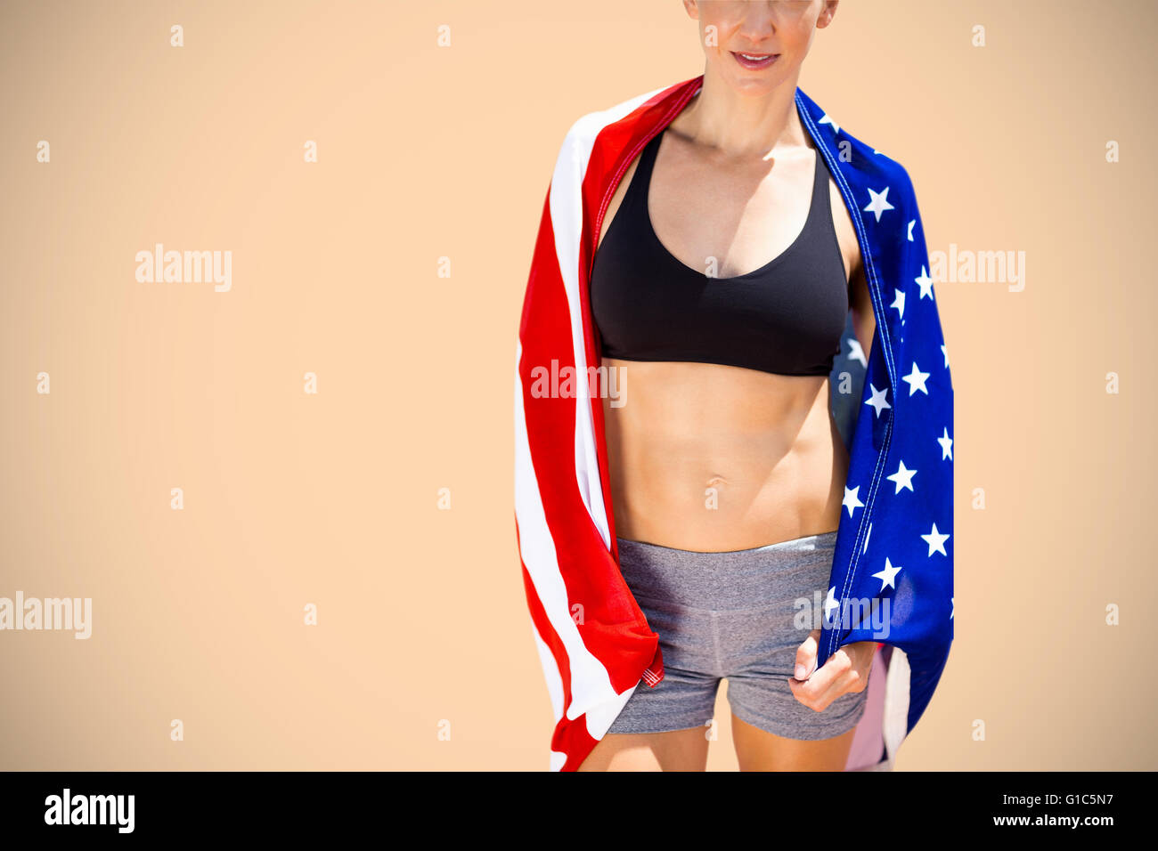 Imagen compuesta de deportivo mujer sosteniendo una bandera americana Foto de stock