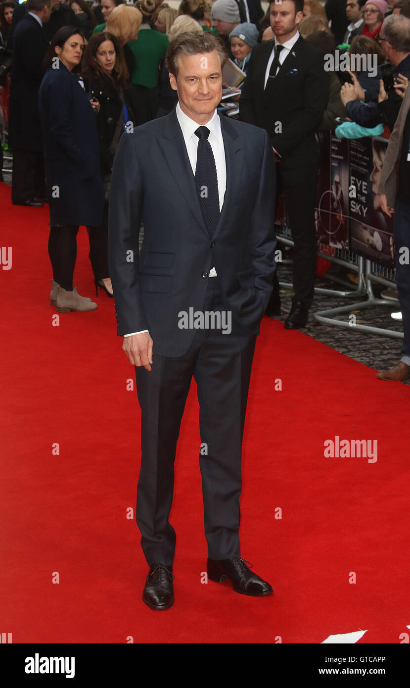 Abril 11, 2016 - Colin Firth asistir a ojo en el cielo estreno británico en Curzon Mayfair, en Londres, Reino Unido. Foto de stock