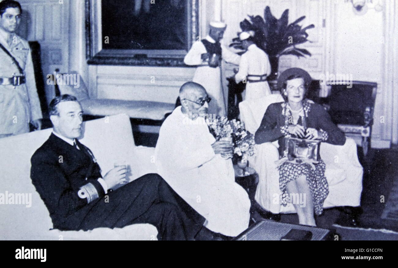 Mahatma Gandhi con Lord y Lady Mountbatten en la residencia del virrey en Calcuta, India, 1947 Foto de stock
