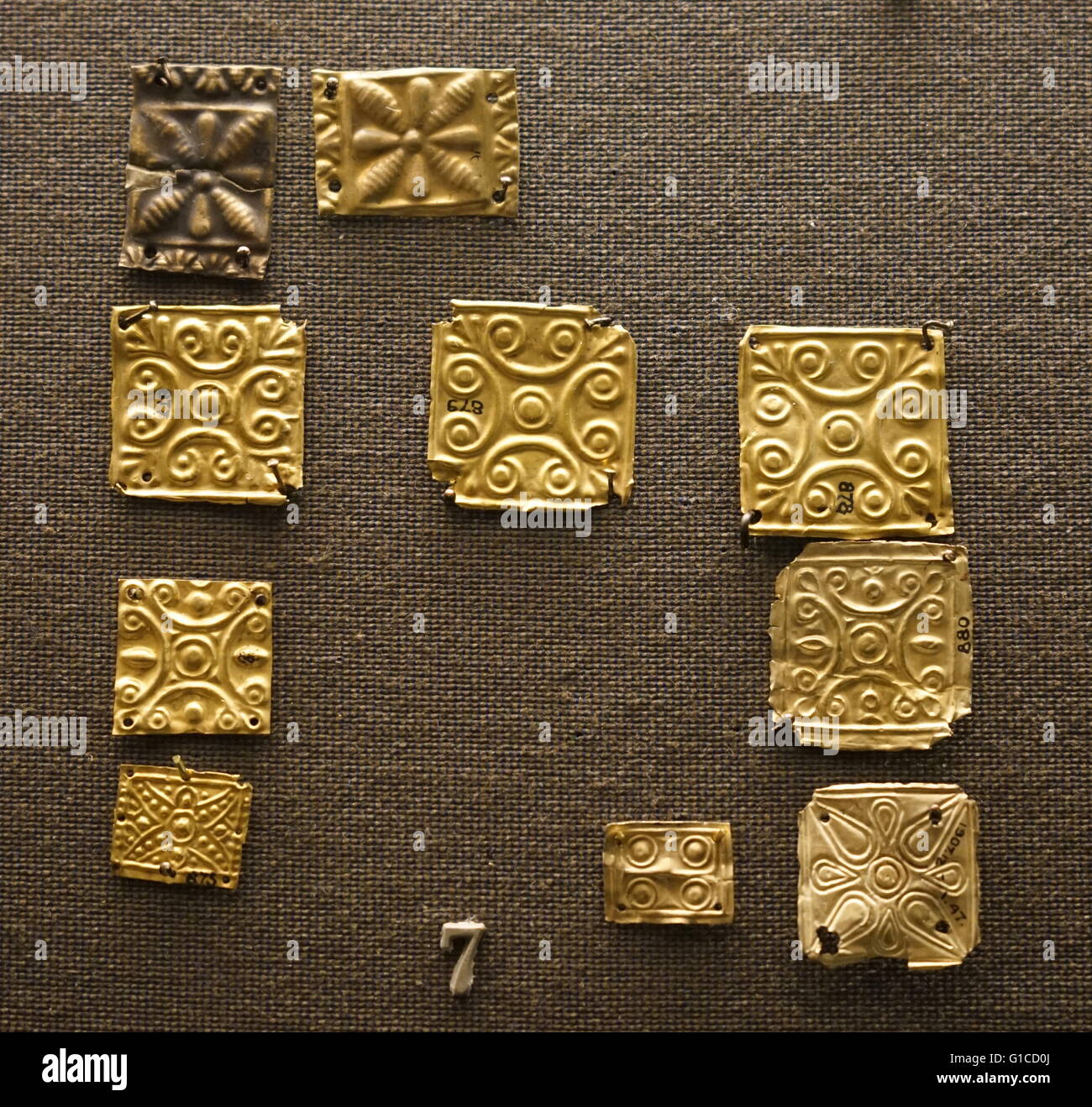 Azulejos decorativos en relieve de oro de la antigua Grecia. Foto de stock