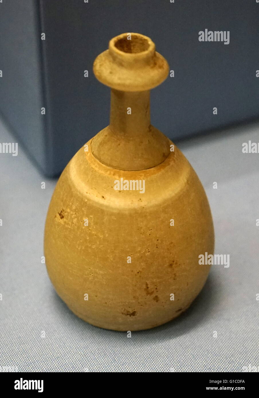 Un frasco con forma de pera utilizado para espolvorear libations en ceremonias funerarias. Fecha de 350 A.C. Foto de stock