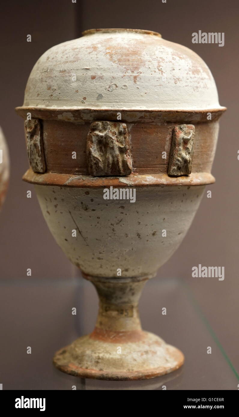 Vasija de cerámica oval con alivio de decoración, de Libia. Fecha de 200 A.C. Foto de stock