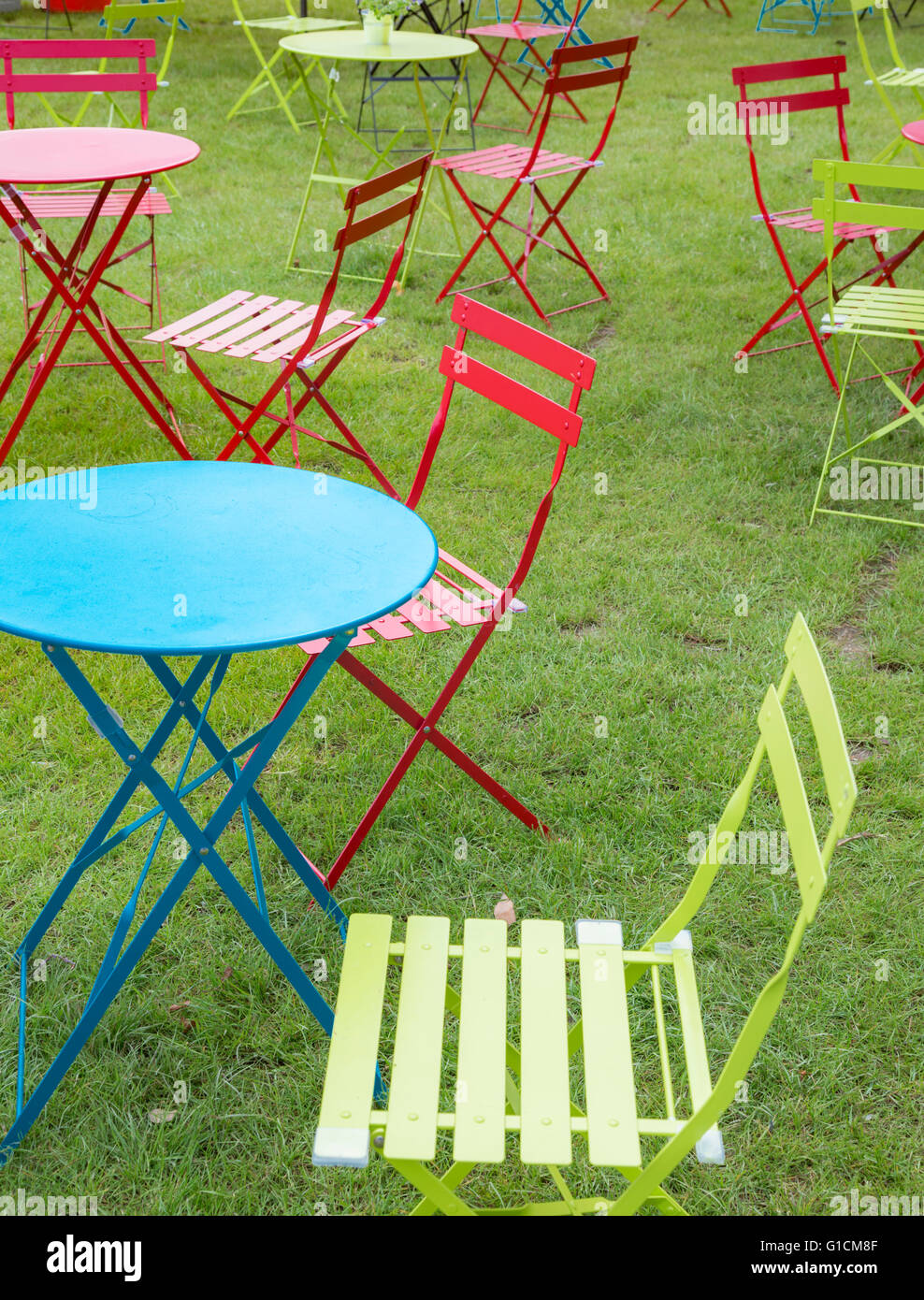 Mesa y sillas de jardín. Foto de stock