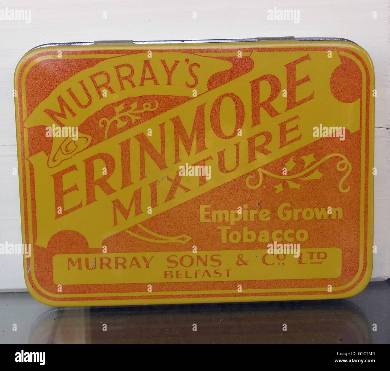 Lata de tabaco desmenuzado para enrollar cigarrillos hechos a mano