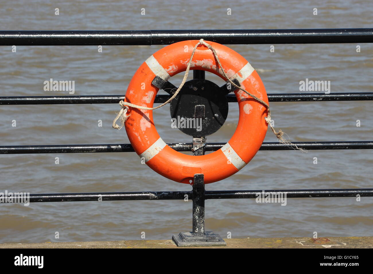 Anillo de salvar vidas en el mar Foto de stock