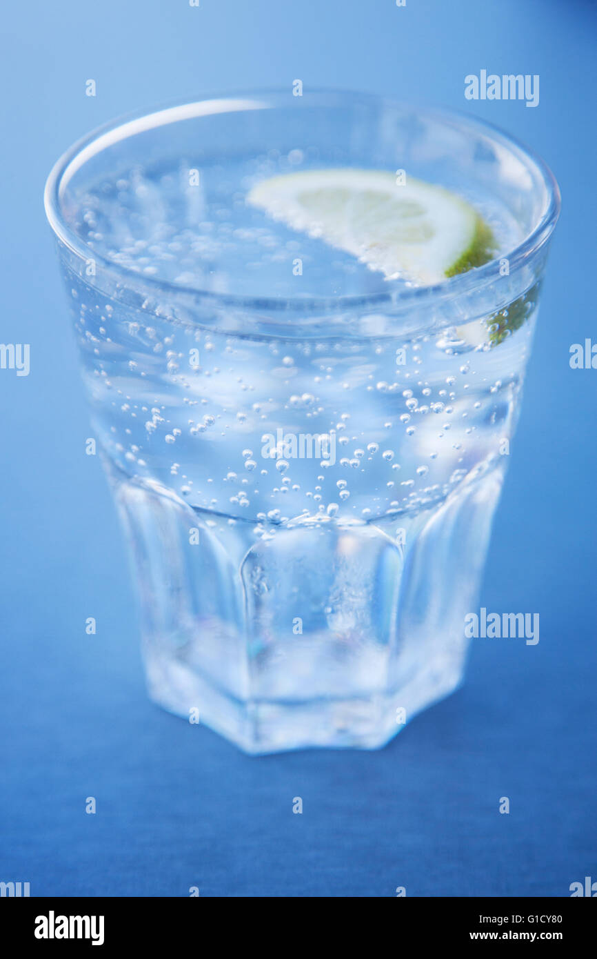 Vaso de agua potable con la rodaja de limón. Foto de stock