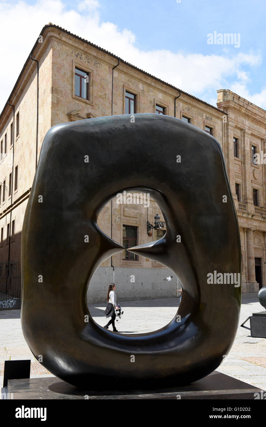 Esculturas de bronce de Henry Moore "Cifras reclinable de dos piezas: los puntos expuestos en las calles de Salamanca en España Foto de stock