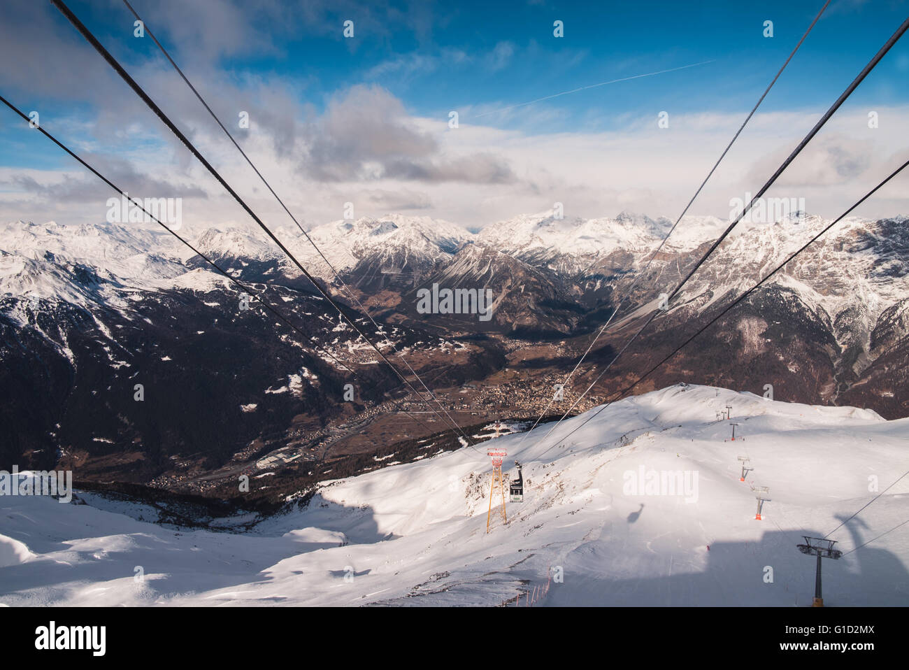 La estación del teleférico y paisaje nevado Foto de stock