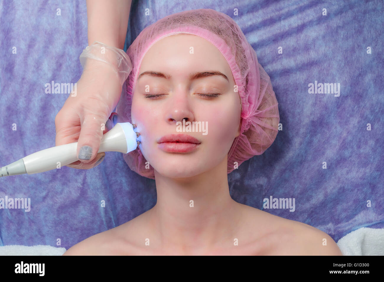 Mujer recibiendo Hydro Microdermoabrasión Peeling Tratamiento Facial Foto de stock