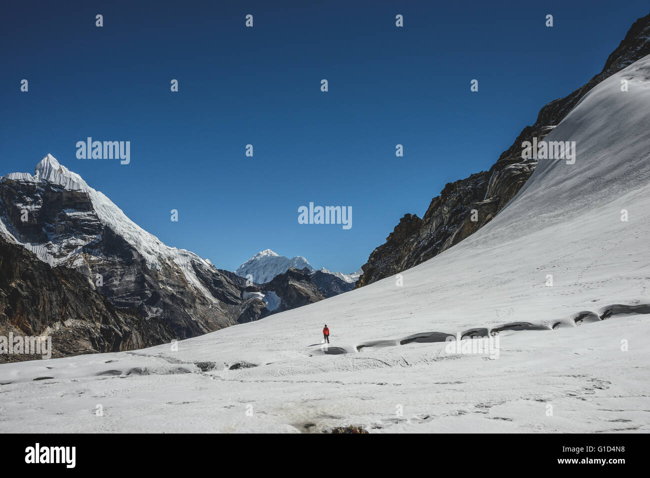 El glaciar cruzando en el Cho La Pass entre Dzongla village y los lagos de Gokyo Foto de stock