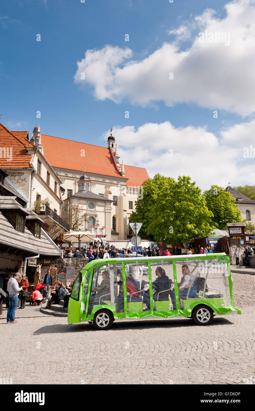 Excursión melex pasajero tour en la plaza del mercado en Kazimierz Dolny, de Polonia, de Europa, coche verde eléctrico vehículo con pasajeros. Foto de stock