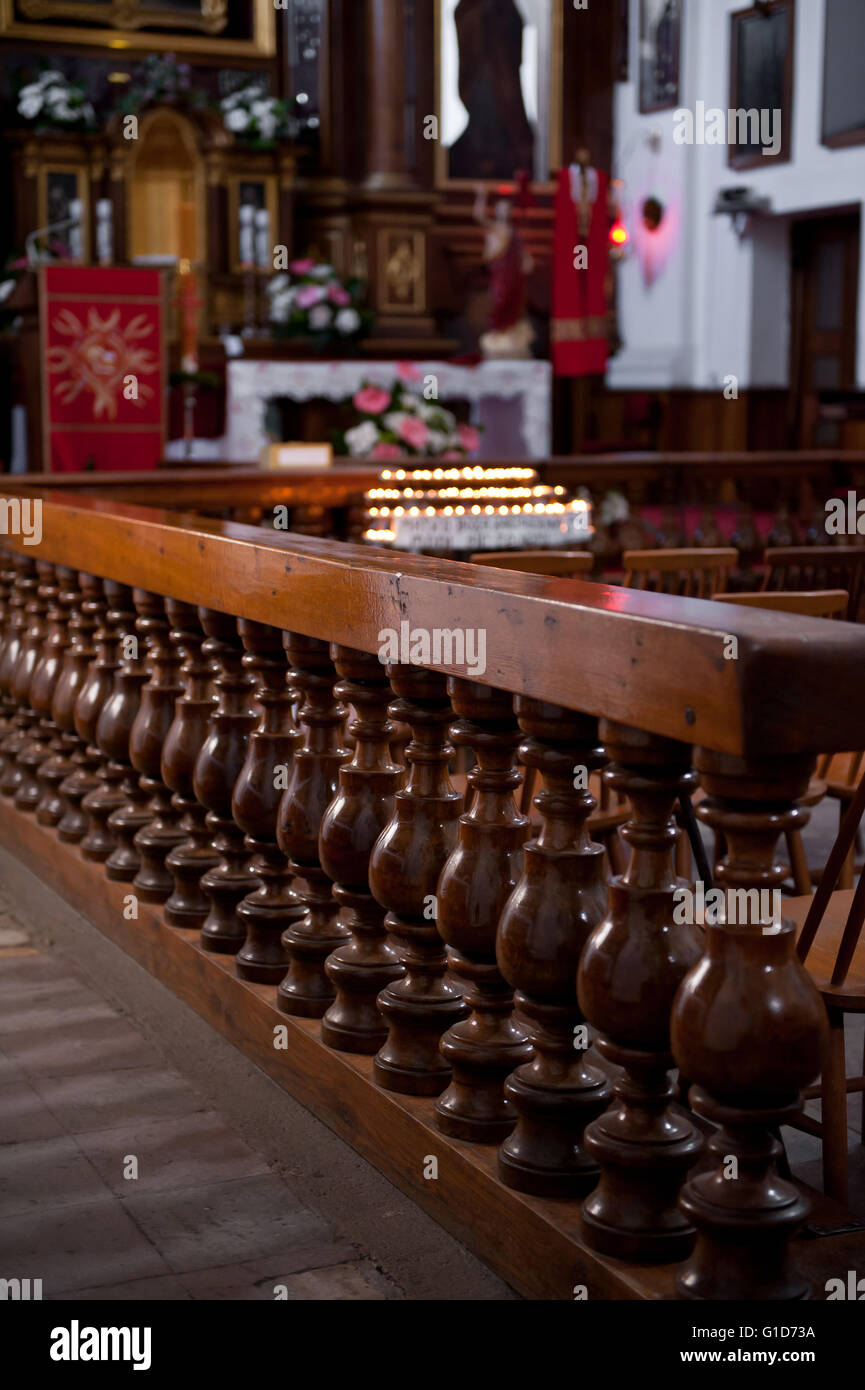 Altar de madera baluster rieles en iglesia, monasterio franciscano interior en Kazimierz Dolny, de Polonia, de Europa. El interior de la Iglesia. Foto de stock