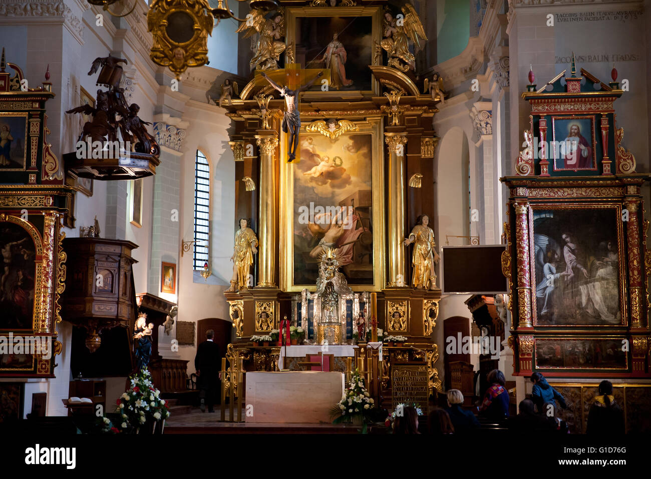 Iglesia parroquial altar en Kazimierz Dolny, de Polonia, de Europa, visitando la construcción interior de la parroquia de la Iglesia Católica Romana. Foto de stock
