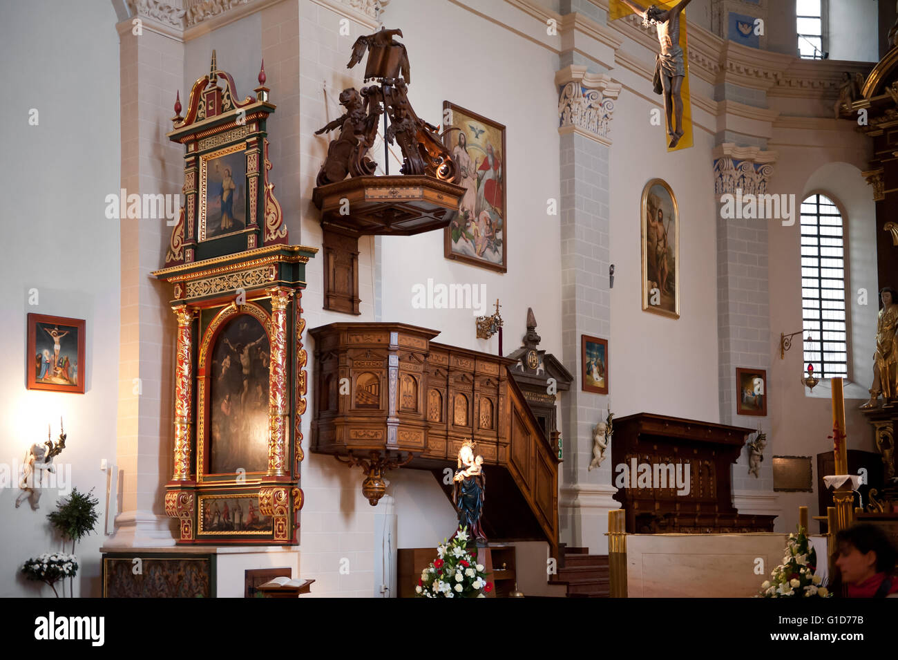 Iglesia parroquial púlpito en Kazimierz Dolny, de Polonia, de Europa, construcción interior de la parroquia de la Iglesia Católica Romana. Foto de stock