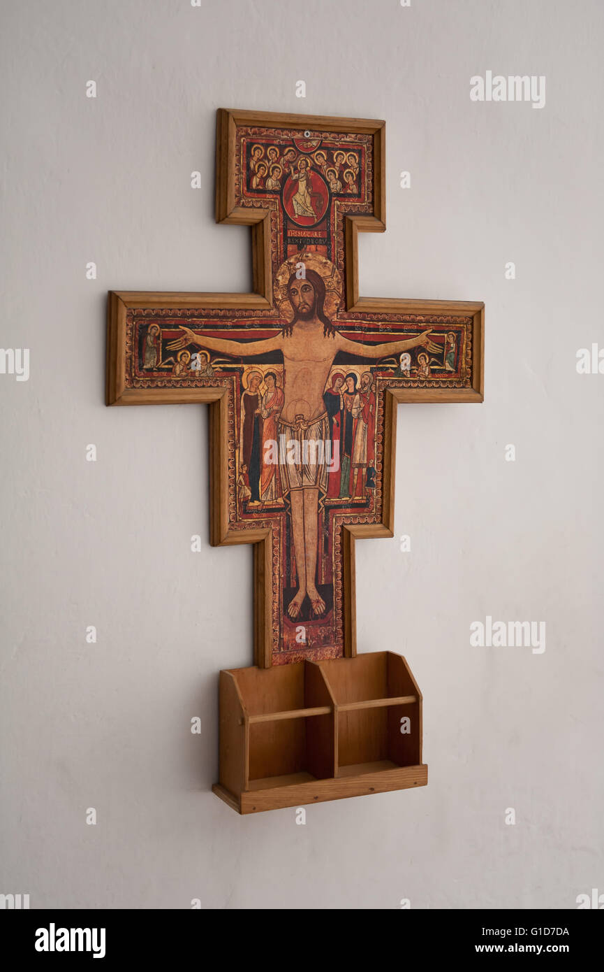 Cruz de San Damián en el claustro monástico de quadrangle, patio que rodea un jardín de placer, sala interior del camposanto,Polonia Foto de stock