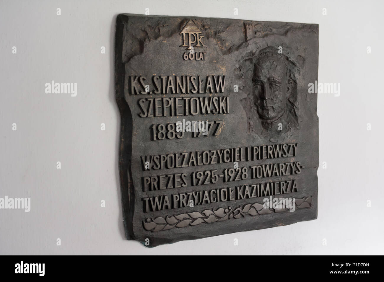 Stanislaw Szepietowski placa conmemorativa en el claustro monástico de quadrangle, patio que rodea un jardín de placer, Polonia. Foto de stock