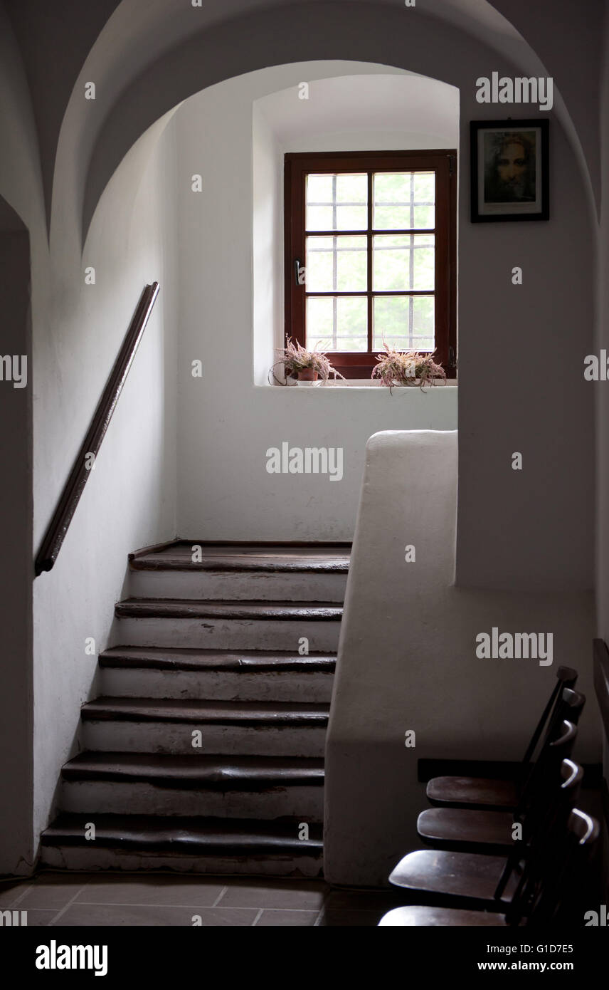 Ventana y escaleras en el claustro monástico de quadrangle, patio que rodea un jardín de placer, sala interior del camposanto,Polonia Foto de stock