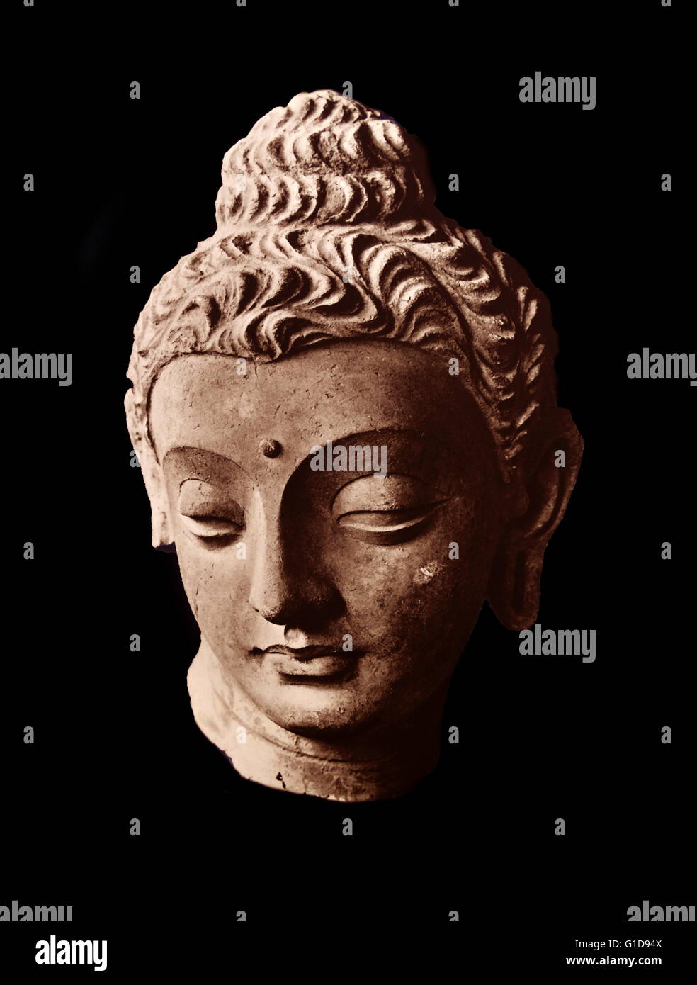 Cabeza de Buda; Afganistán, 300-400 AD; de estuco. Foto de stock