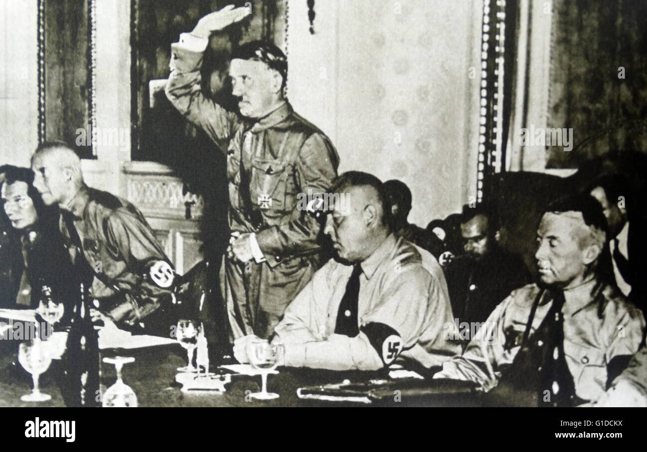 Impresión fotográfica de oficial nazi prometiendo su lealtad a Adolf Hitler (1889-1945) en el hotel Kaiser de Berlín. Fecha Siglo XX Foto de stock