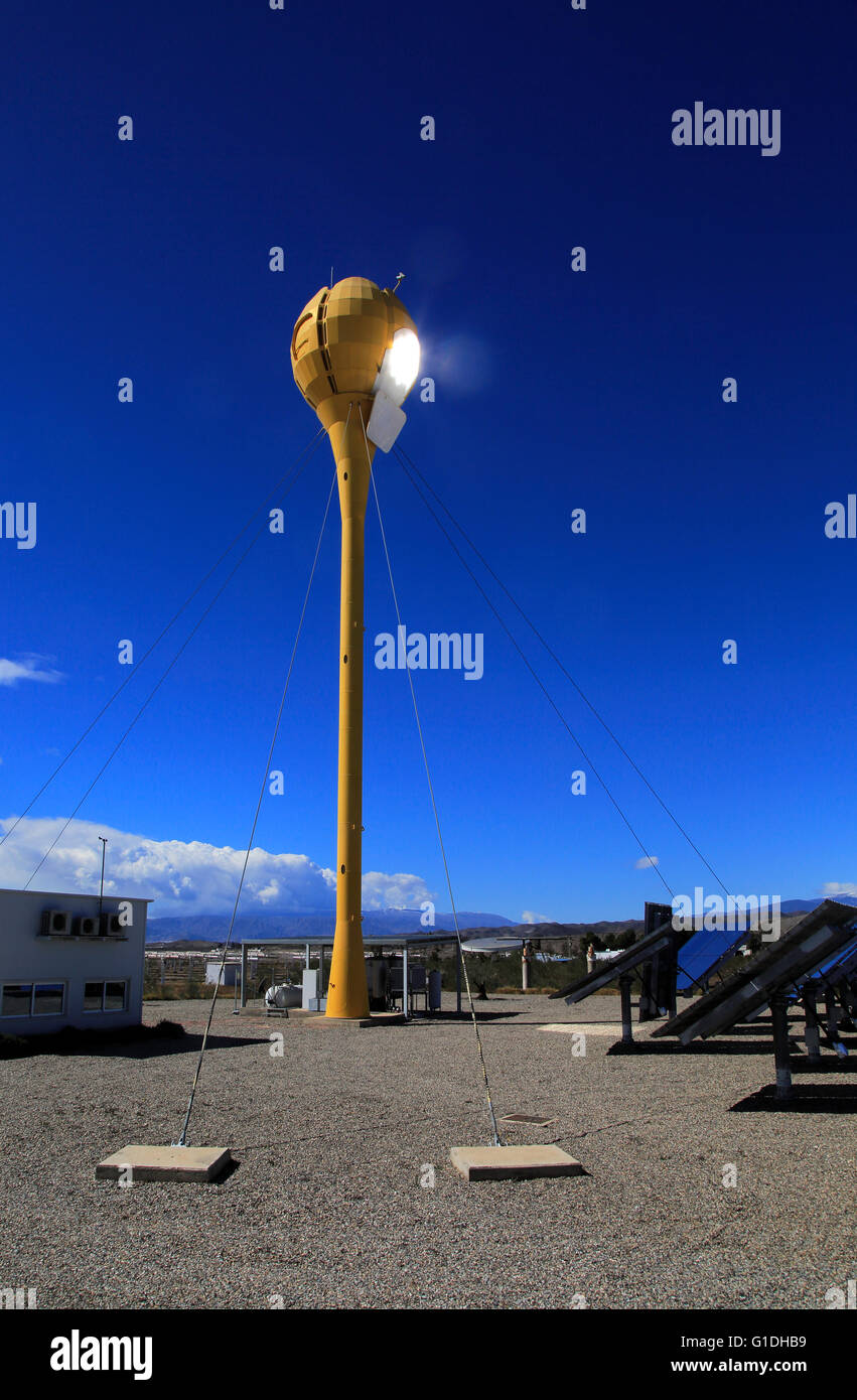 Los heliostatos reflejan los rayos solares para el receptor de torre de energía solar, centro de investigación científica, Tabernas, Almería, España Foto de stock