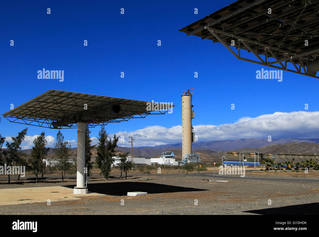 Los heliostatos y receptor central de torre CESA-1 en el centro de investigación científica de la energía solar, Tabernas, Almería, España Foto de stock