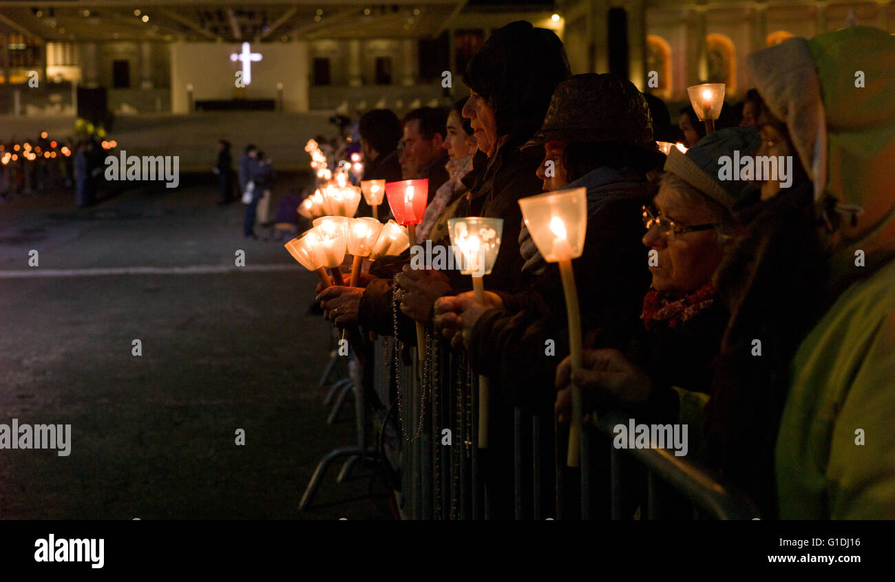 Procesion a la luz de las velas fotografías e imágenes de alta
