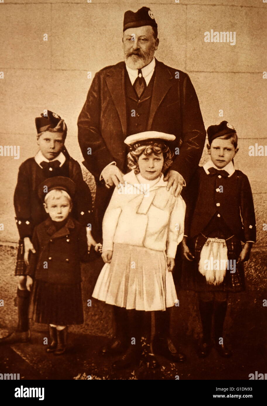 Fotografía del Rey Eduardo VIII (1894-1972) con sus nietos: Prince Albert Frederick Arthur George (1895-1952), el Príncipe Henry, Duque de Gloucester (1900-1974), María, Princesa Real y condesa de Harewood (1897-1965) y el Príncipe George, duque de Kent (1902-1942). Fecha Siglo XX Foto de stock