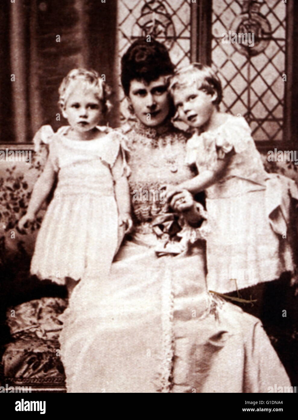 Fotografía de la Reina María de Teck, La Duquesa de York, con sus hijos Prince Albert Frederick Arthur George (1895-1952) y el Príncipe George, duque de Kent (1902-1942). Fecha del siglo XIX Foto de stock