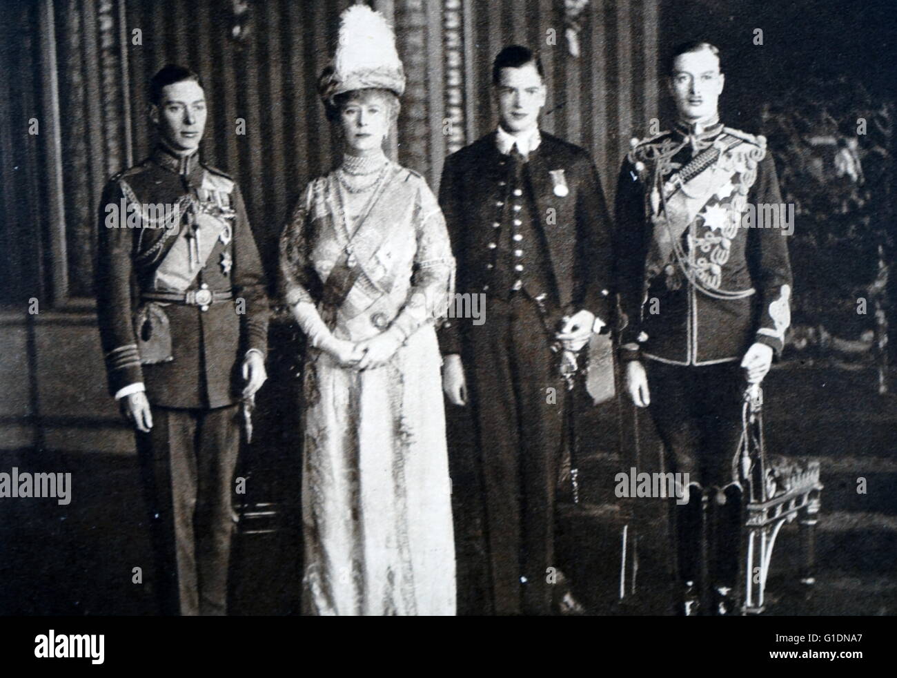 Fotografía de la Reina María de Teck, La Duquesa de York, con sus hijos Albert Frederick Arthur George (1895-1952), el Príncipe Henry, Duque de Gloucester (1900-1974) y el Príncipe George, duque de Kent (1902-1942). Fecha del siglo XIX Foto de stock