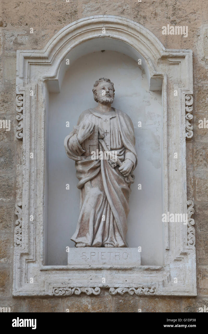 Estatua en el Faade del Brindidi basílica-catedral : San Pedro. Brindisi. Italia. Foto de stock