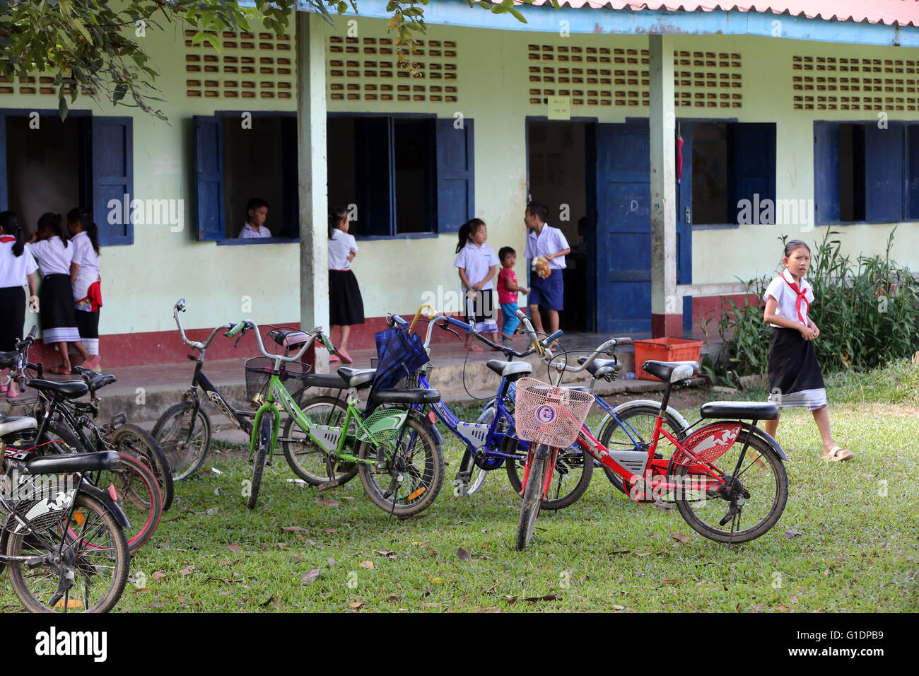 La escuela elemental. Vang Vieng. Laos. Foto de stock