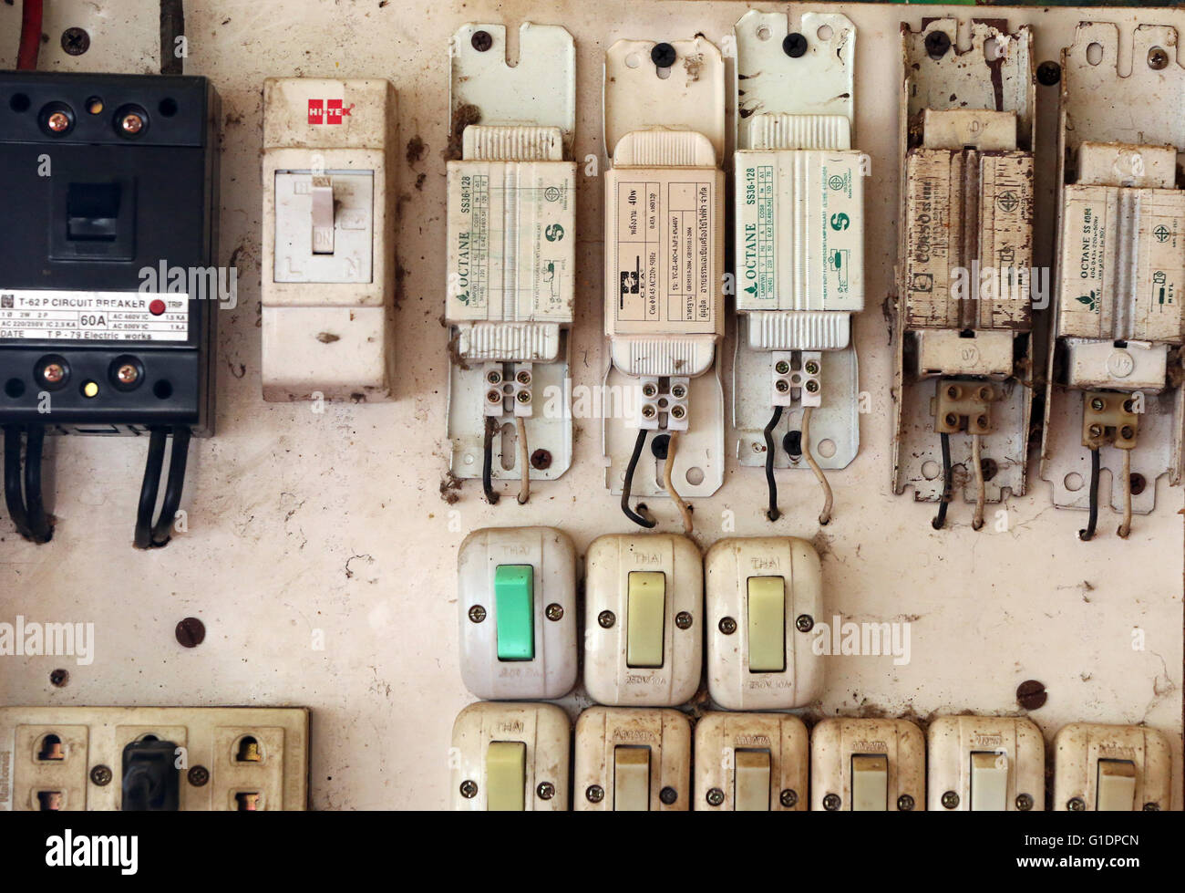 Interruptores eléctricos antiguos. Vang Vieng. Laos Fotografía de stock -  Alamy