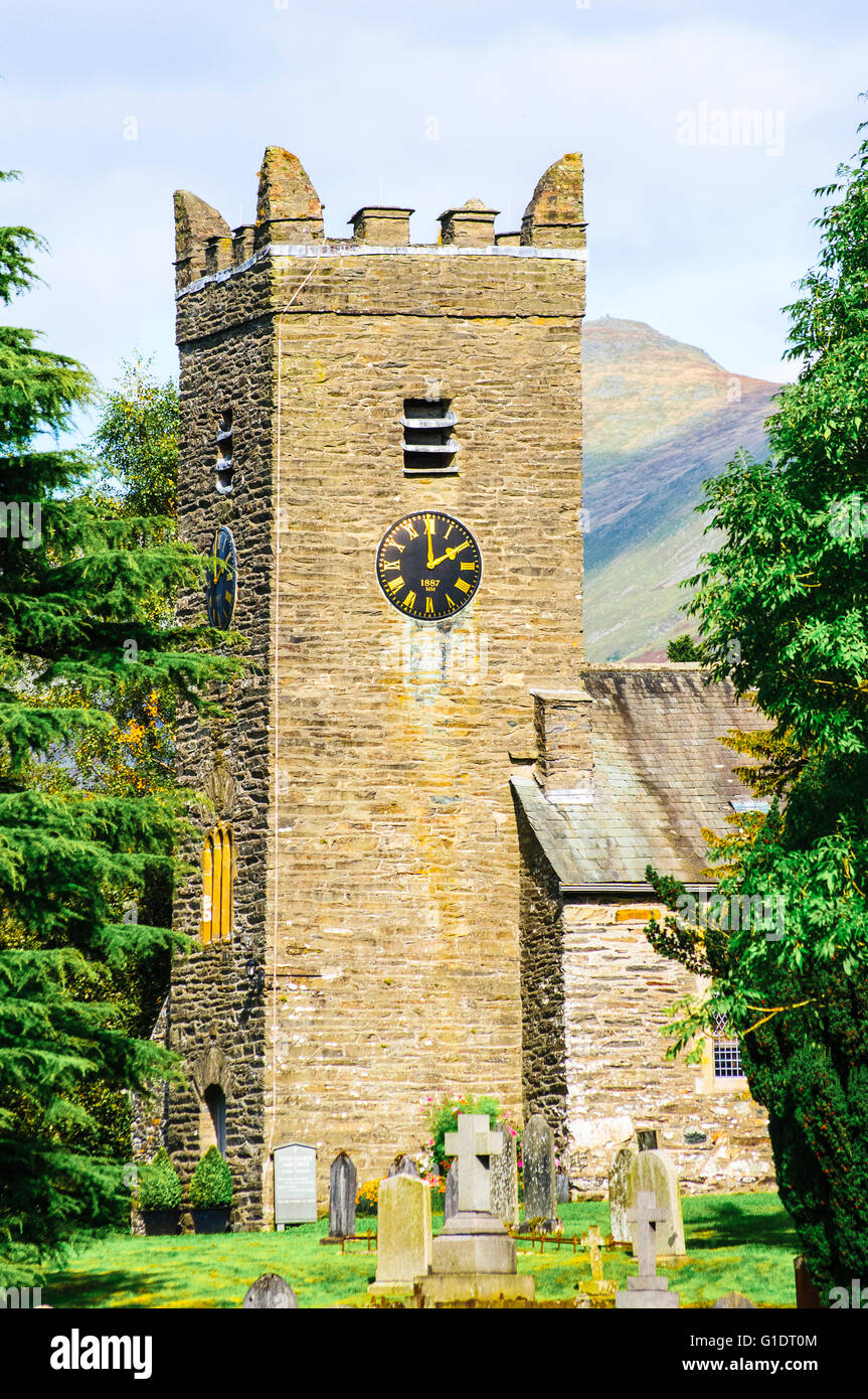 Iglesia de Jesús en Troutbeck, en el distrito del lago con el pico de malos Bell detrás Foto de stock
