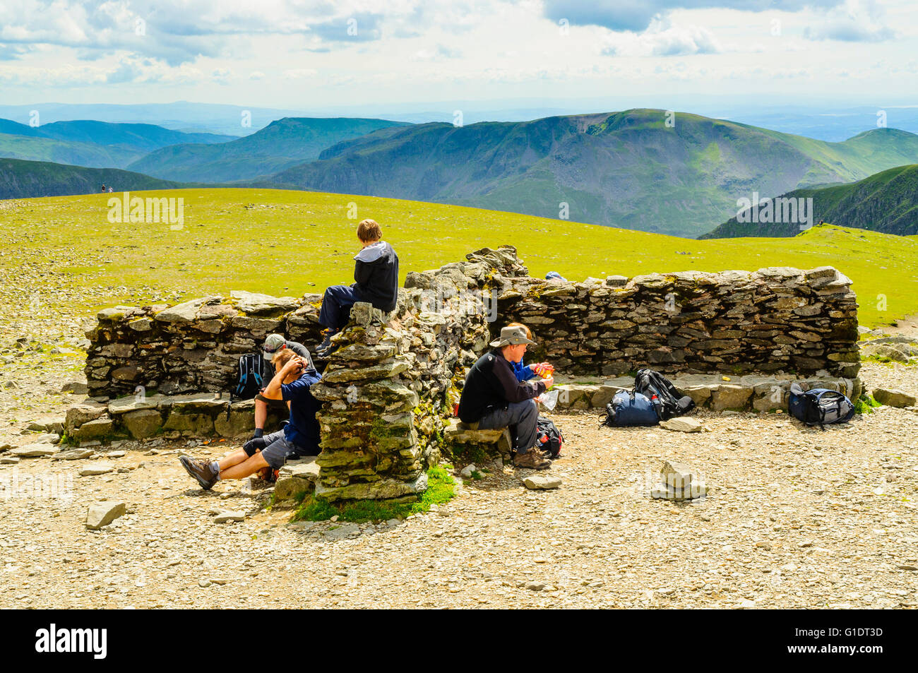 Cruzaron la pared en la cumbre de la vivienda en el distrito de Los Lagos Helvellyn Foto de stock