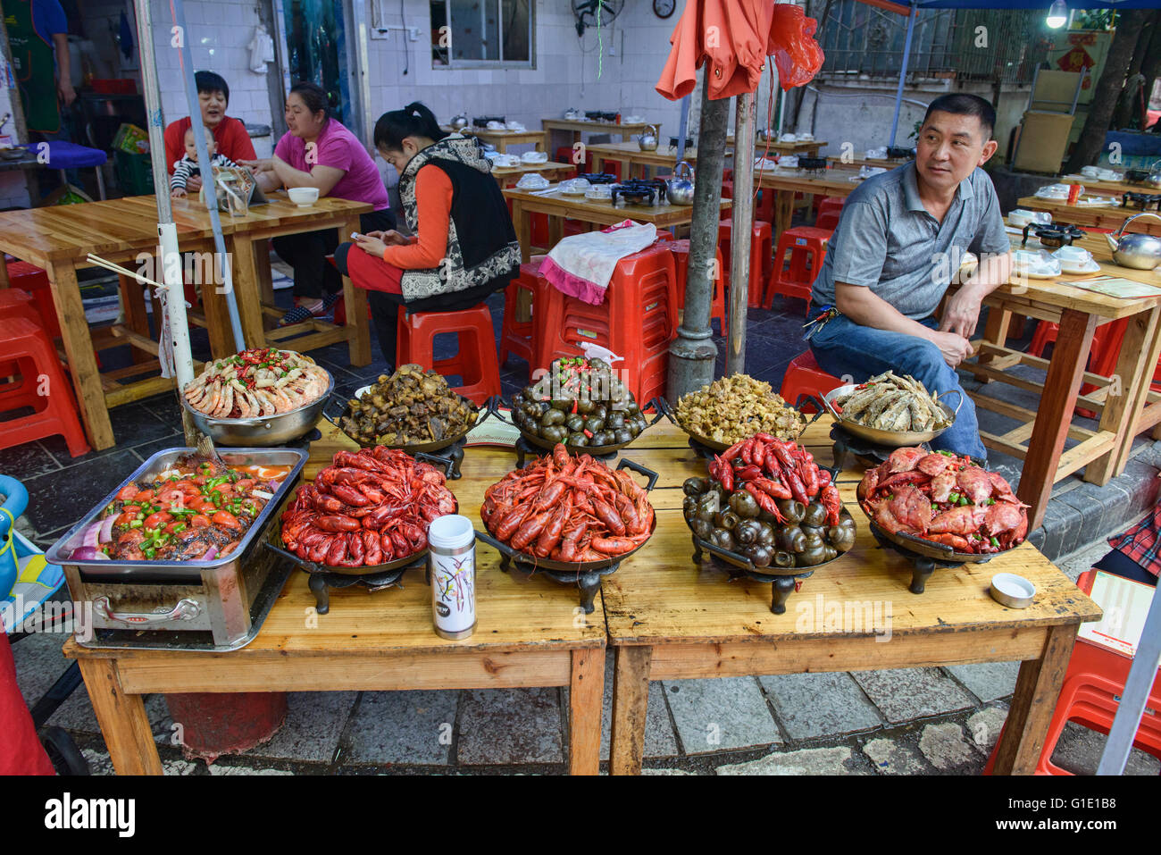 Caracoles y camarones en Gulin la famosa calle snack, Guilin, la Región Autónoma de Guangxi, China Foto de stock