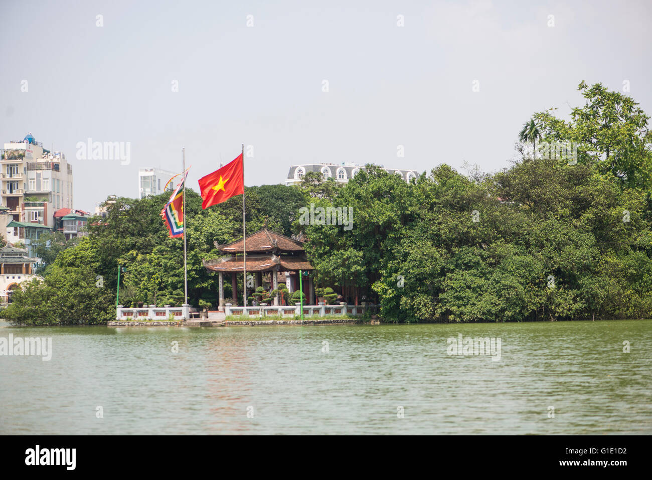 Bandera vietnamita, el lago Hoan Kiem, Hanoi Foto de stock