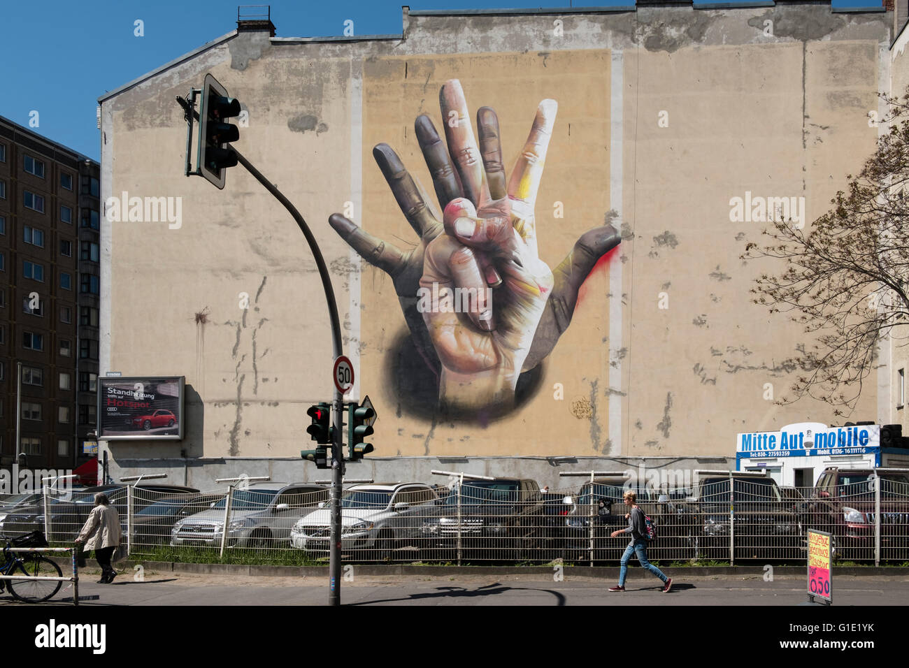 Arte en la calle en el edificio en el distrito Kreuzberg de Berlín ALEMANIA Foto de stock