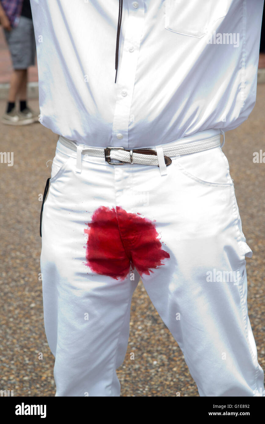 Washington DC, Estados Unidos. El 13 de mayo, 2016. Bloodstained hombres y  sus amigos, un grupo que se opone a la circuncisión masculina, las  protestas en la Casa Blanca. La mancha de