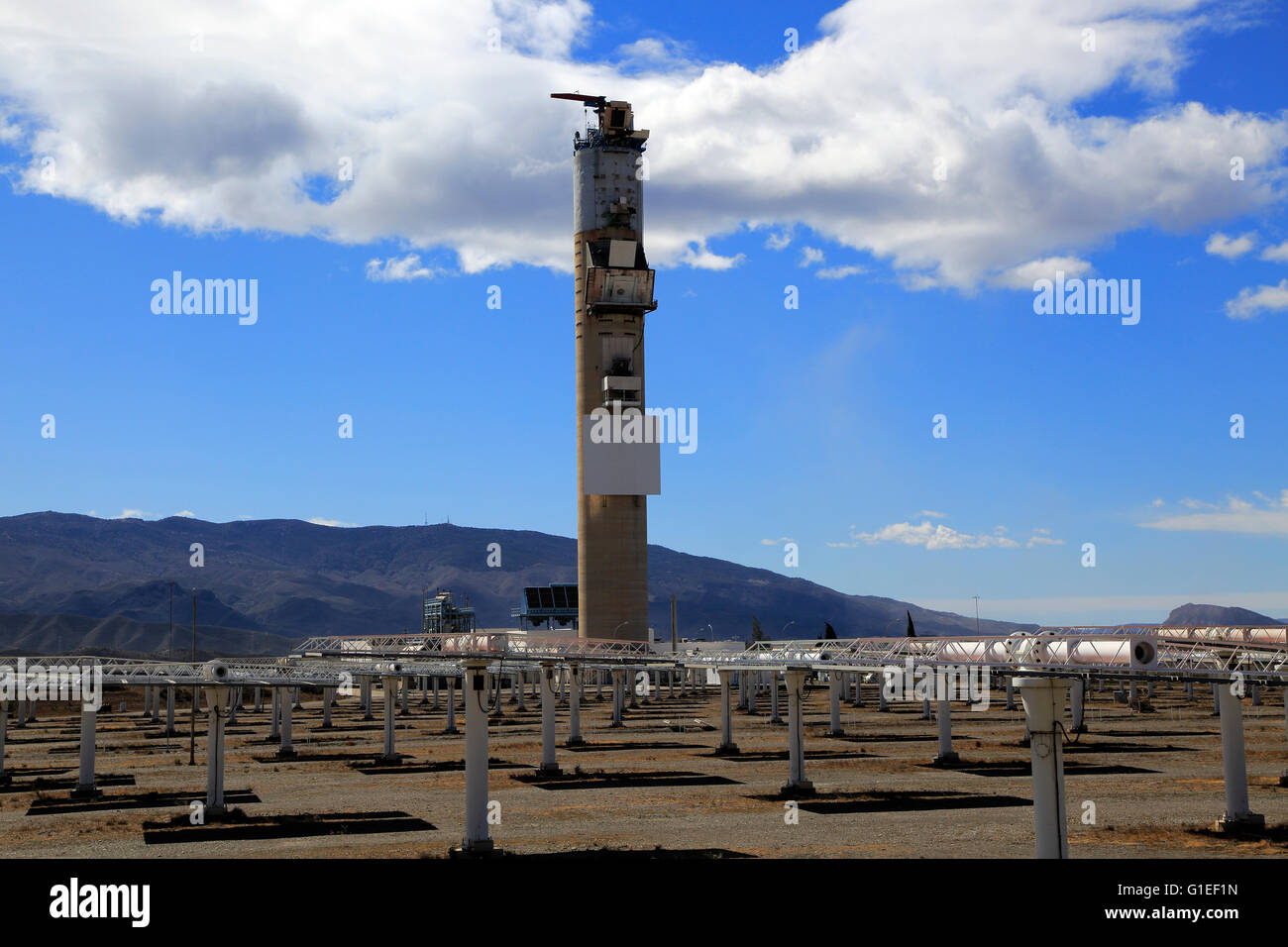 Los heliostatos y receptor central de torre CESA-1 en el centro de investigación científica de la energía solar, Tabernas, Almería, España Foto de stock