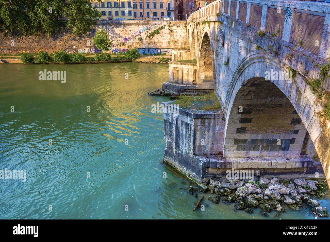 Ponte Sisto es un puente en el centro histórico de Roma, atravesando el río Tiber. Se conecta via dei Pettinari, en el Rione de Regol Foto de stock